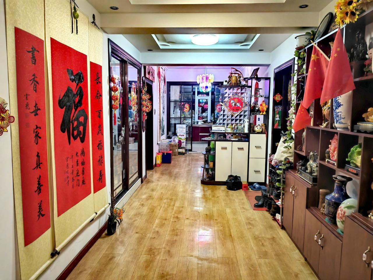 过年
为什么要装饰屋子？
因为要继承和发扬年文化
中国的年文化博大精深
需要我们