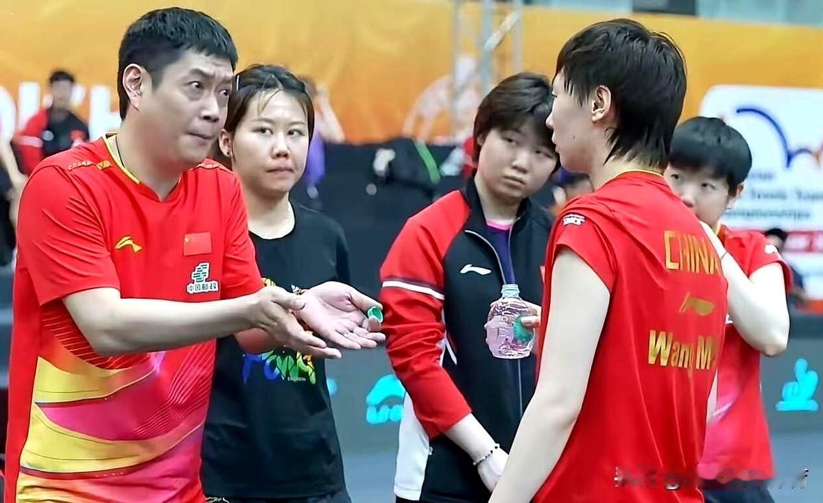 在印度举行乒乓球亚锦赛中国男女队双双夺冠。
王皓的保守、固执给男队留下后无接班人