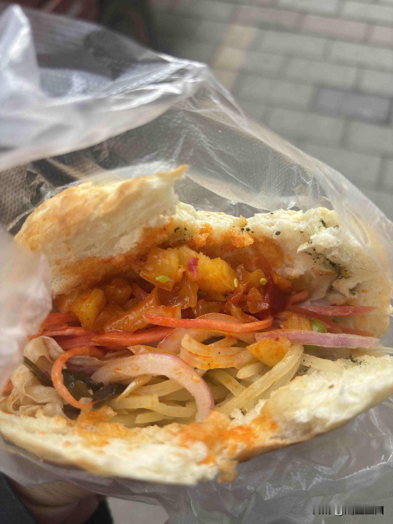 西安凤鸣路佳家花园门口的菜夹馍，味道不错，经常在这里吃，五元一个，馍是现打的，菜