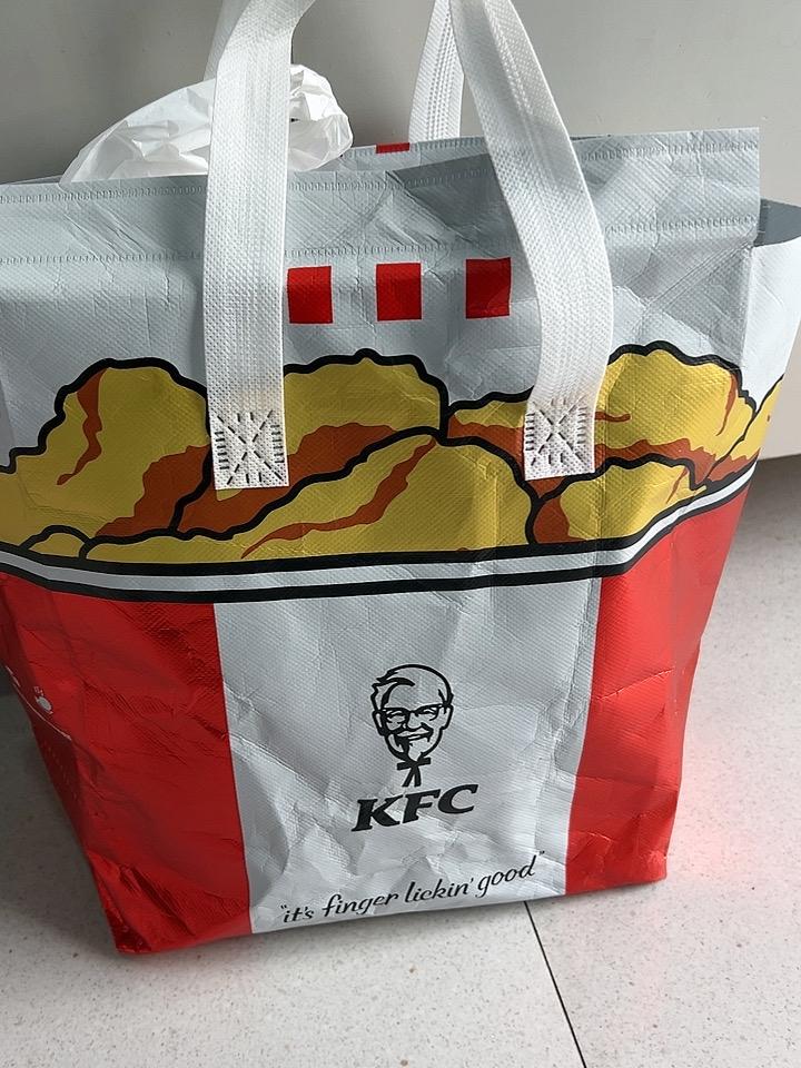 我家楼下那只小黄狗，绝对是个肯德基品鉴家！

别的塑料袋它眼皮都不抬，但只要我拎