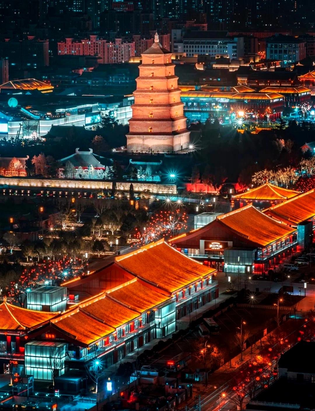 长安是人类史上第一个人口破百万的大都市，棋盘式里坊制将108坊规整排布，朱雀大街