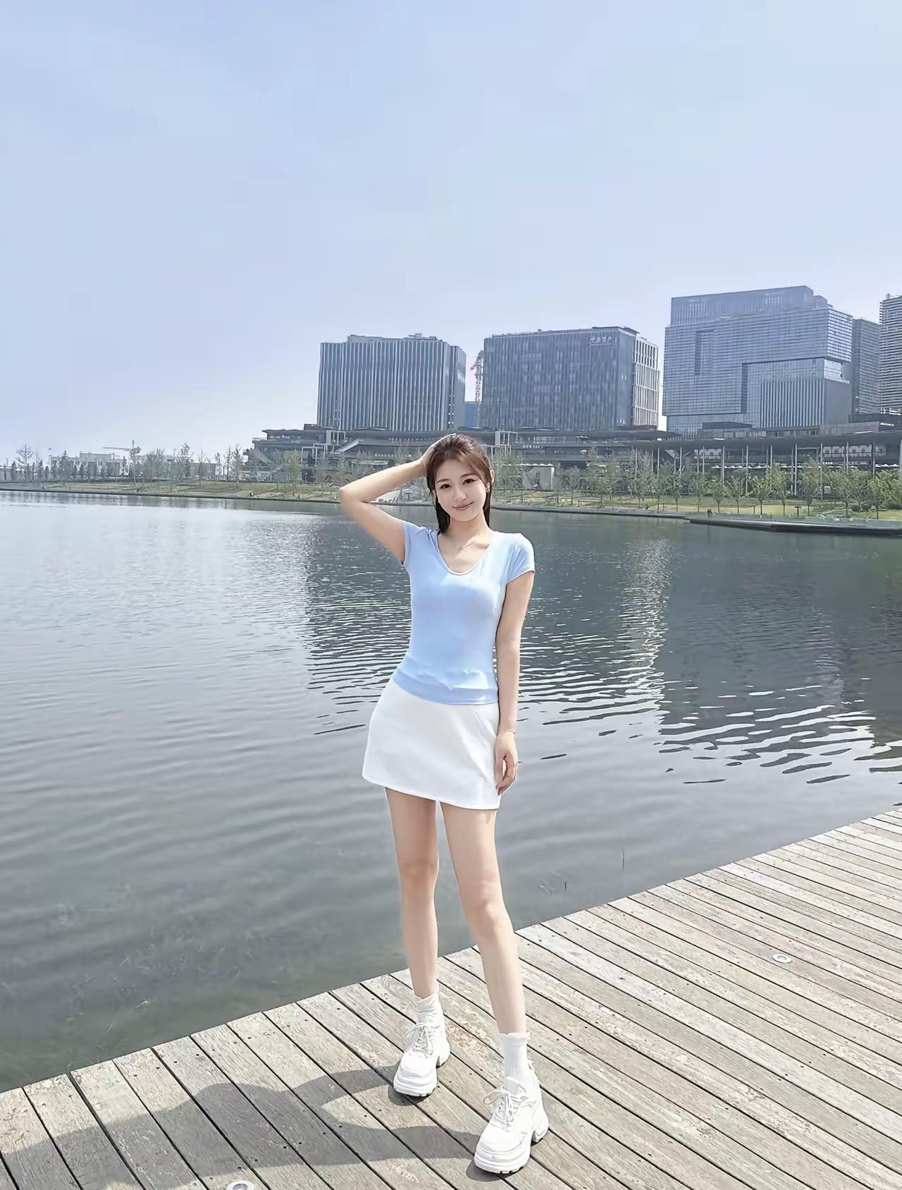 我有个单身女同事，33岁，做销售工作，身高1.65，算是标准美女。朋友中很多人想