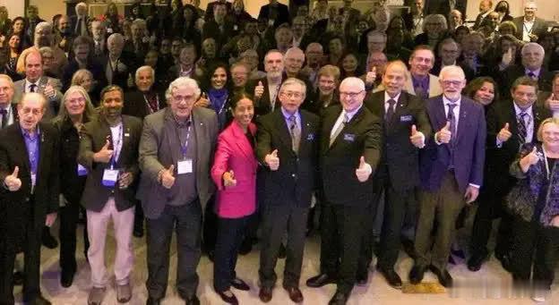 现场签约，中国和加拿大稳了毫无疑问，这一次访华令加拿大十分的开心，总理卡尼连续在