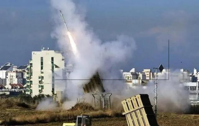 以军一天之内对黎境内目标实施了上千次的空袭。黎巴嫩政府表示，以色列的疯狂袭击导致