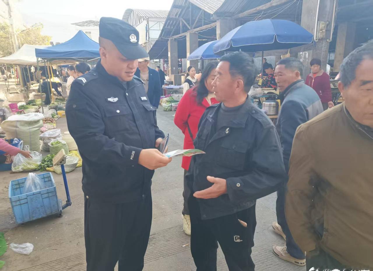 为全力守护辖区群众财产安全，@米易公安 湾丘派出所在辖区农贸市场等人流密集区开展