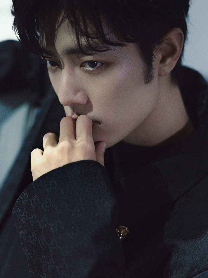 肖战GUCCI米兰时装周出发图来咯！燥候巨星闪耀米兰❗️ 肖战的鼻间痣好像小狐狸