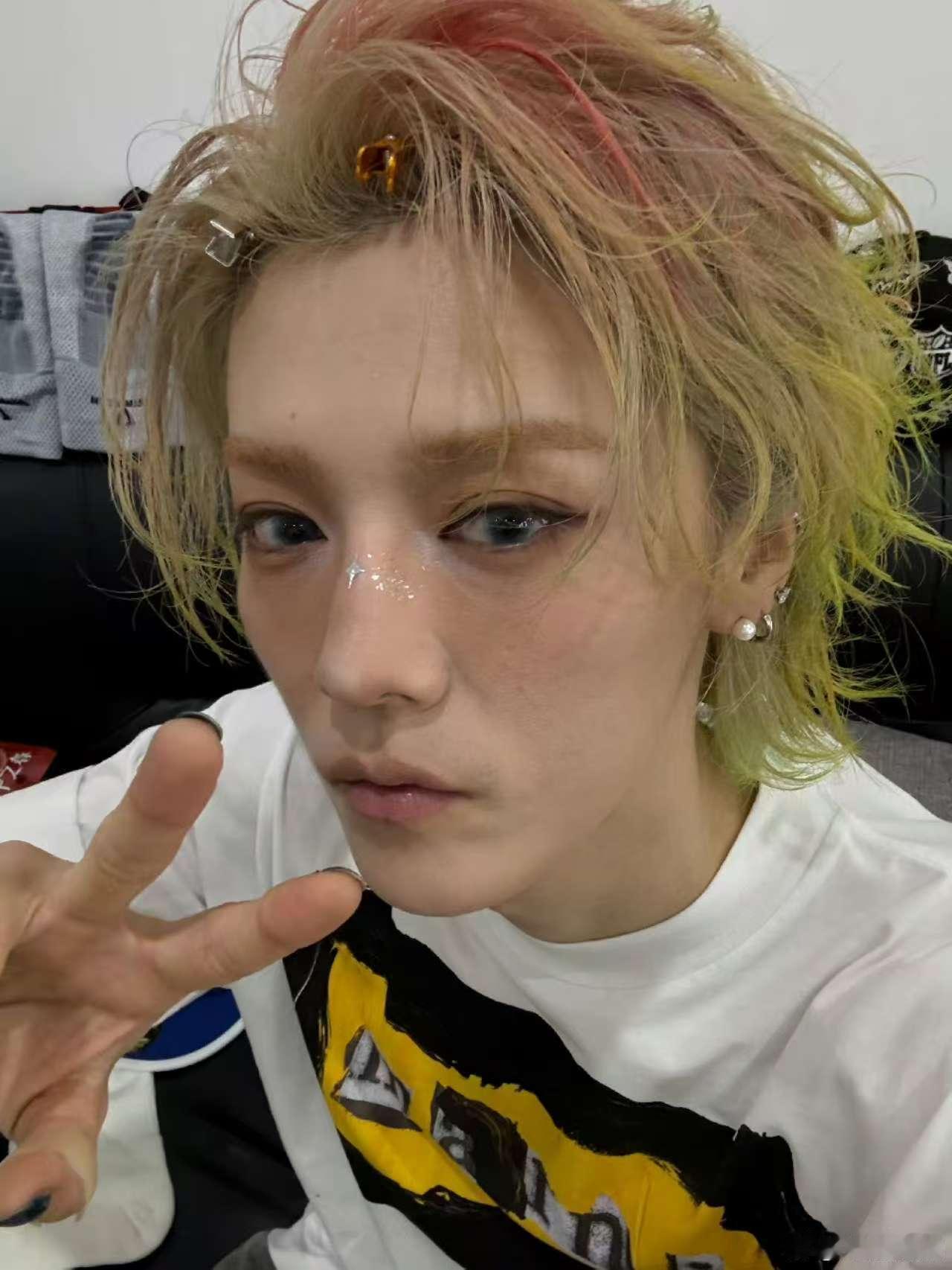 鹿晗还欠14张自拍鹿晗自拍减3 哈哈哈 ​​​