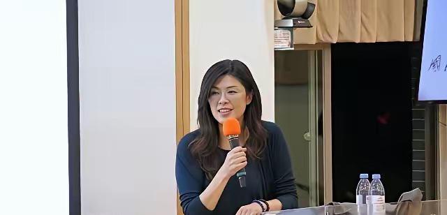 国民党主席郑丽文22日晚上到东吴大学政治系演讲

郑丽文现身东吴大学演讲，台下一