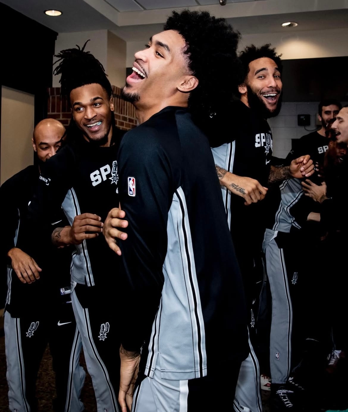 晚安马刺 不同年纪，不同取舍，人生百味，随意就好。晚安刺蜜明天见晚安心语 ｜篮球