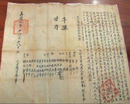 1860年的汕头码头，12岁的阿福被灌下迷药，醒来时指头上沾着红泥——他已在"自