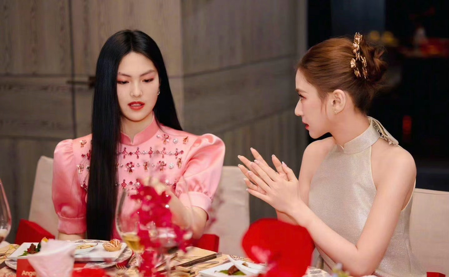 何超莲王诗龄同框，这王诗龄就是年轻时的李湘啊？