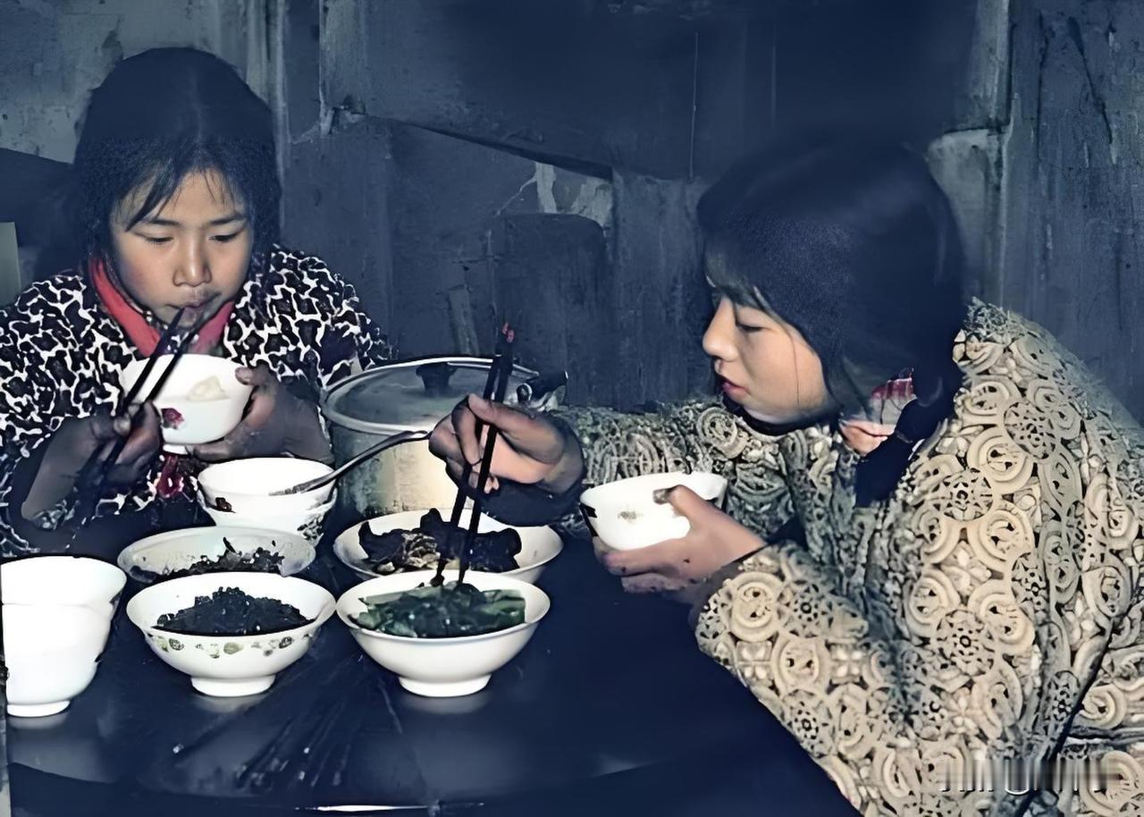 在60、70那个年代，鱼肉都是按计划凭票供应，普通家庭很难有如此丰富的伙食，生活