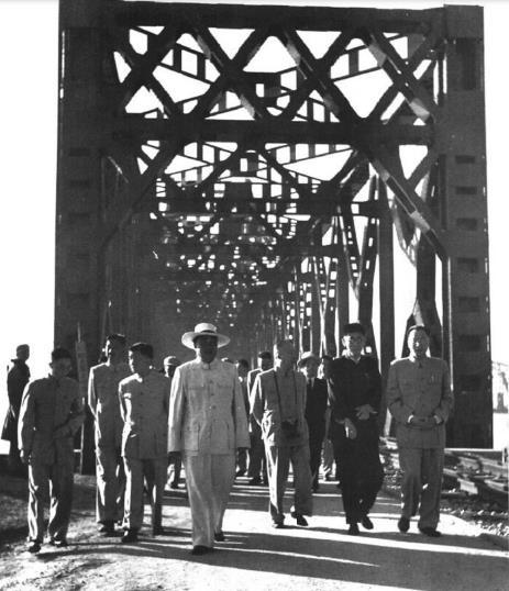 1955年8月，朱德在丹东市参观鸭绿江大桥。
