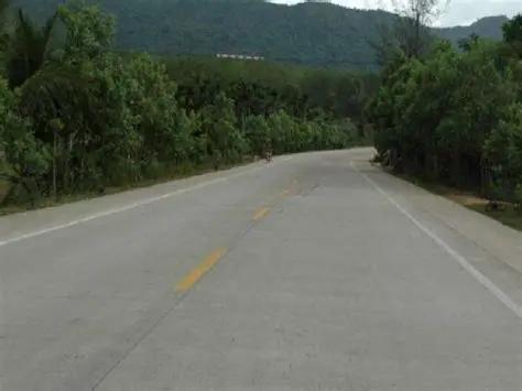 同样是高速路，为啥美国爱用水泥路面，咱们就爱用沥青呢？ 
 
今天咱就聊聊，这看