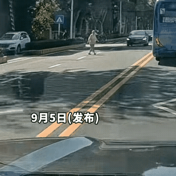 这位过马路的老人，挺胸收腹，目光直视，给人的感觉不是在过马路，而是在闲庭信步。