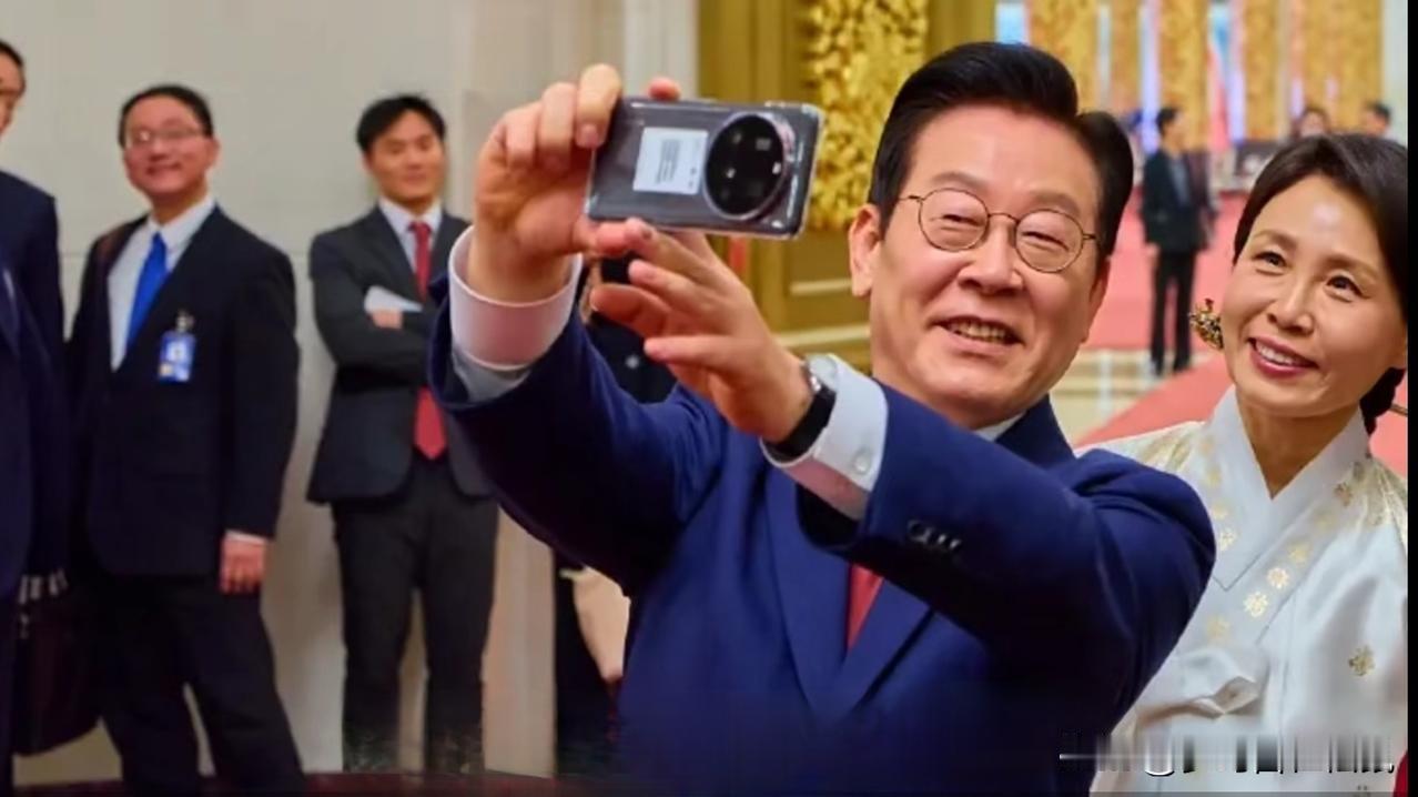 李在明用的是什么牌子的手机啊？有哪位大神知道？