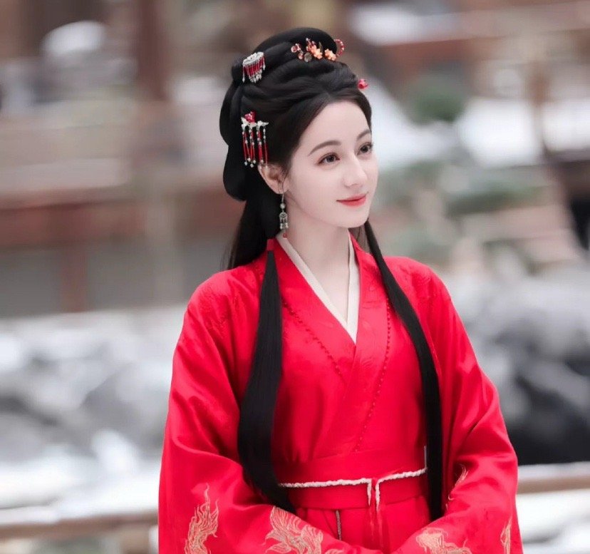 这一眼，是等了千年的重逢，还是宿命里的初见？热巴的古装永远能把人瞬间拉进故事里，