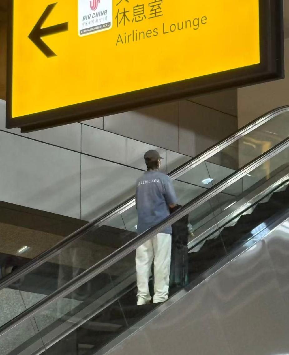 刷到王曼昱回京！封训落幕，并肩同行的模样太圈粉
 
刷到国乒成都封训收官的路透，