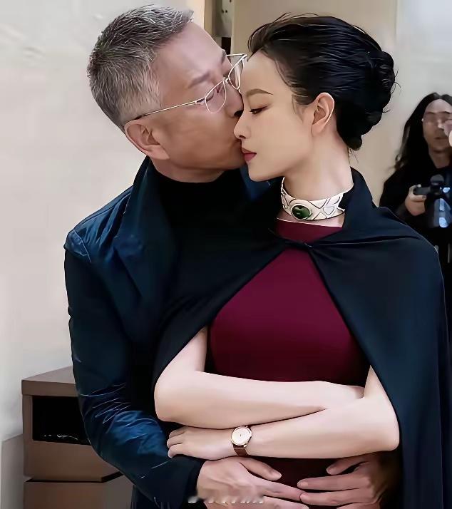 陈道明身边的美女是谁？她的皮肤白皙细腻光滑有光泽，就算是杨幂、刘亦菲来了都是甘拜