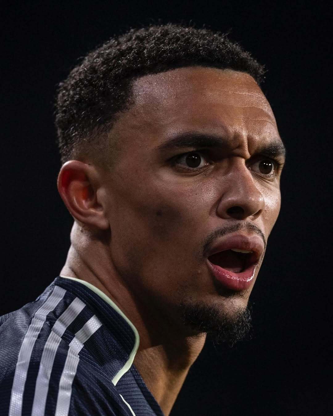 🚨🚨🚨🚨【马卡报】特伦特在马德里德比坐在替补席上的原因是——他在训练中迟