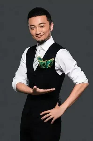 小尼可比小撒帅多了！小尼真的很可爱。
目前央视台柱子，男主持人撒贝宁和尼格买提你