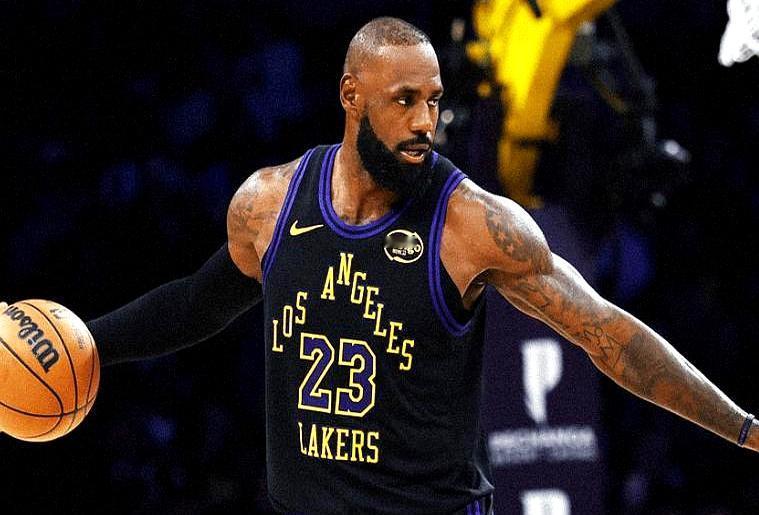 詹姆斯这场首秀真让人意外，7次出手创了湖人时期新低，但12个助攻反而涨了。原因很