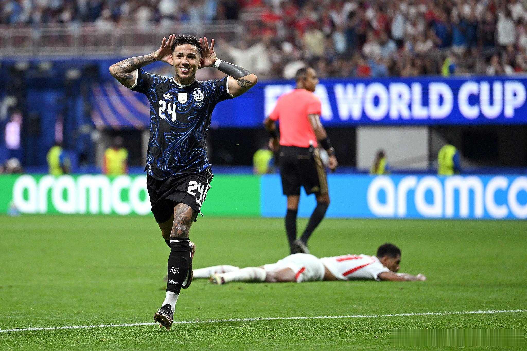 世界杯-阿根廷2-1英格兰进决赛 梅西2助攻劳塔罗绝杀第85分钟，阿根廷开出右侧