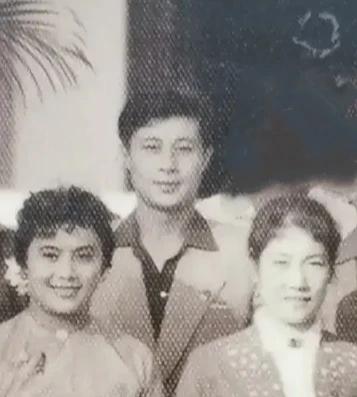 六十年代初的王心刚 庞学勤
那时衬衣流行大尖角领吗？
西装 衬衣领子外翻好像八十