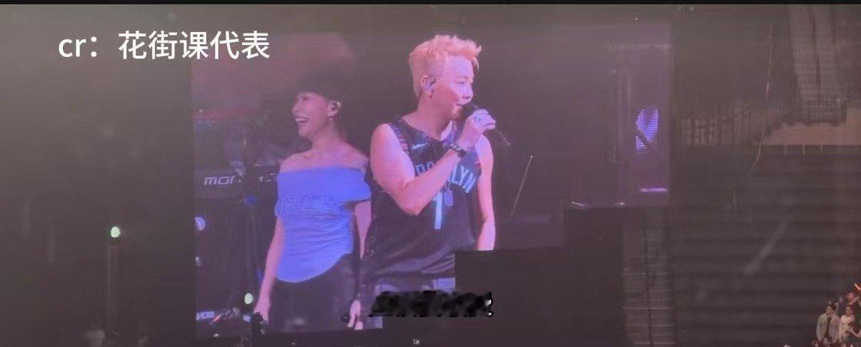 陶喆 在我演唱会求婚要收费 陶喆的舞台上，音乐与爱情总是相伴而行。他用轻松的方式