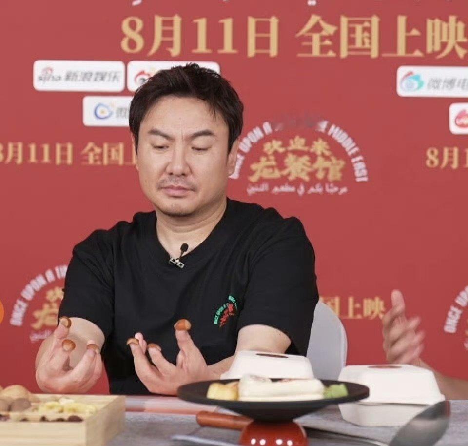 沈腾像极了开会摸鱼的我腾哥静悄悄必定在作妖哈哈哈哈哈哈沈腾栗子美甲，好可爱啊 