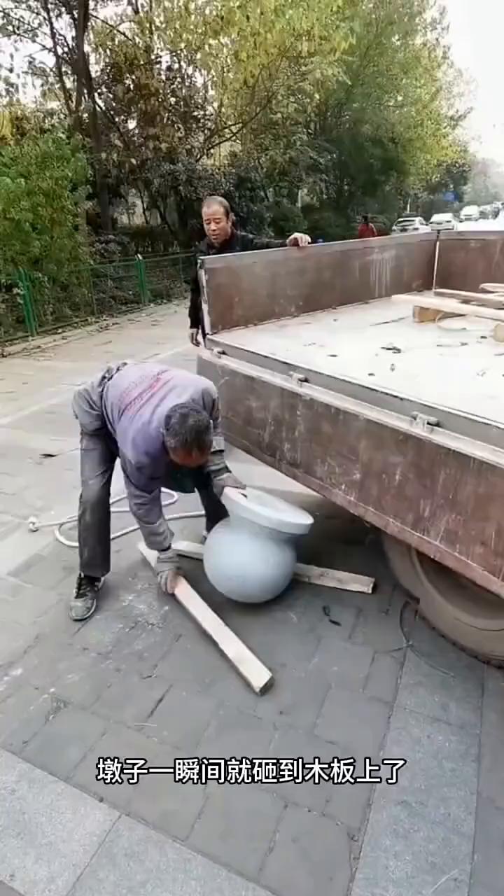 大爷这卸货的方式是真不错。本来这种圆墩子需要好几个工人抬下来，大爷用到这个办法一