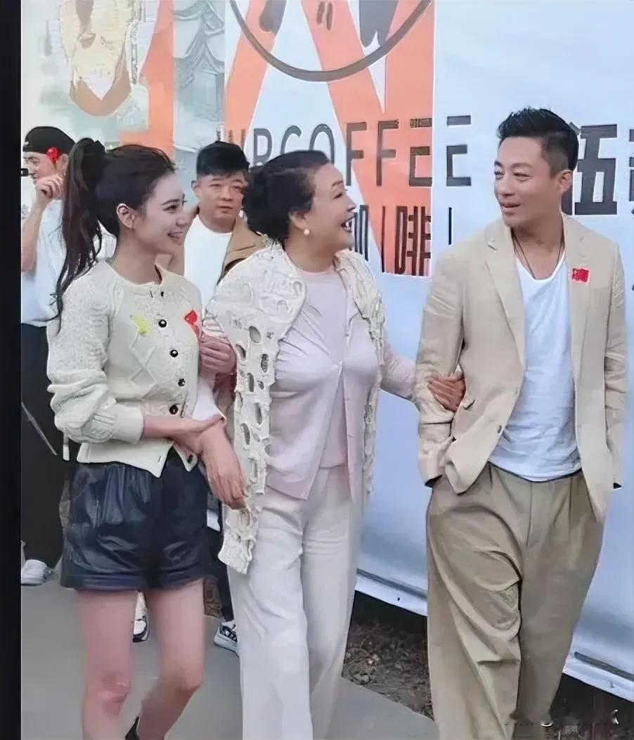 汪小菲自从娶了马筱梅后，整个人都精神起来了，妻子马筱梅笑脸如花扶着婆婆，关系极好