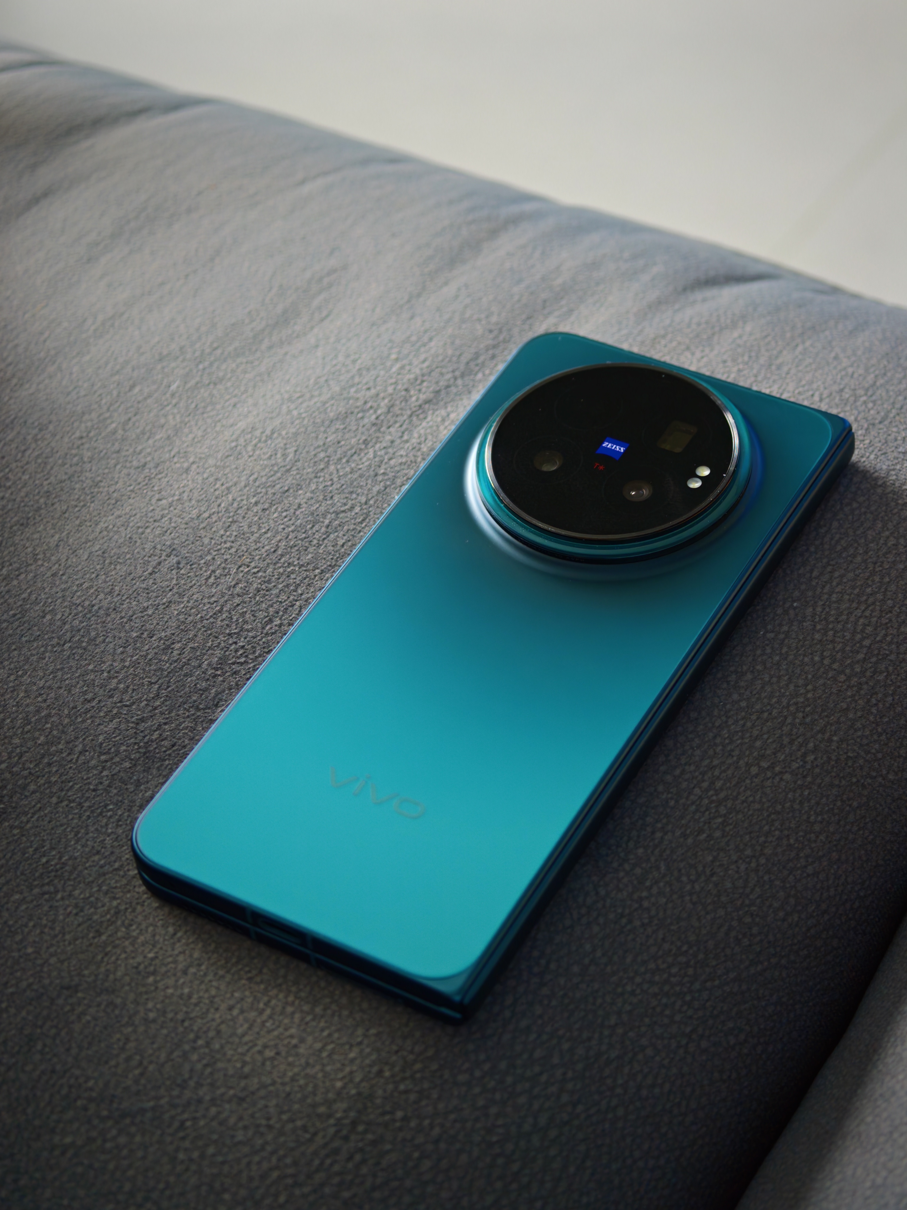 vivo X Fold6 蓝色无论哪个角度看都太高级的颜色，随手放沙发上一瞥都显