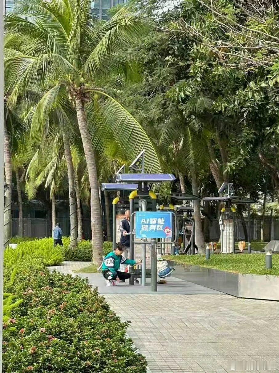 阿里推出首款具身机器人 这款依托高德自研具身导航基座模型的四足机器人，能在开放物