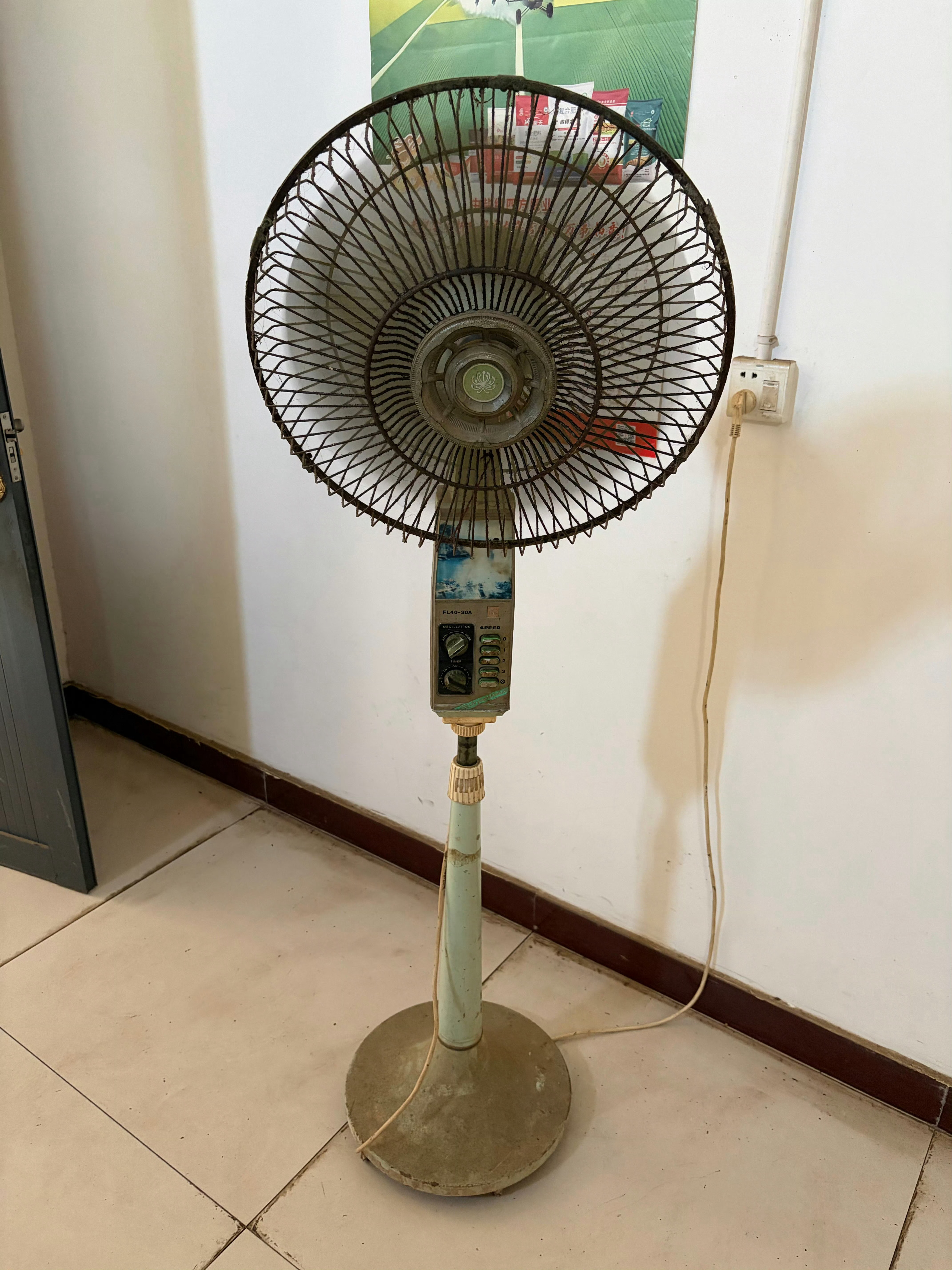 回老家发现1986年花176元买的菊花牌落地扇还能用！质量太硬了