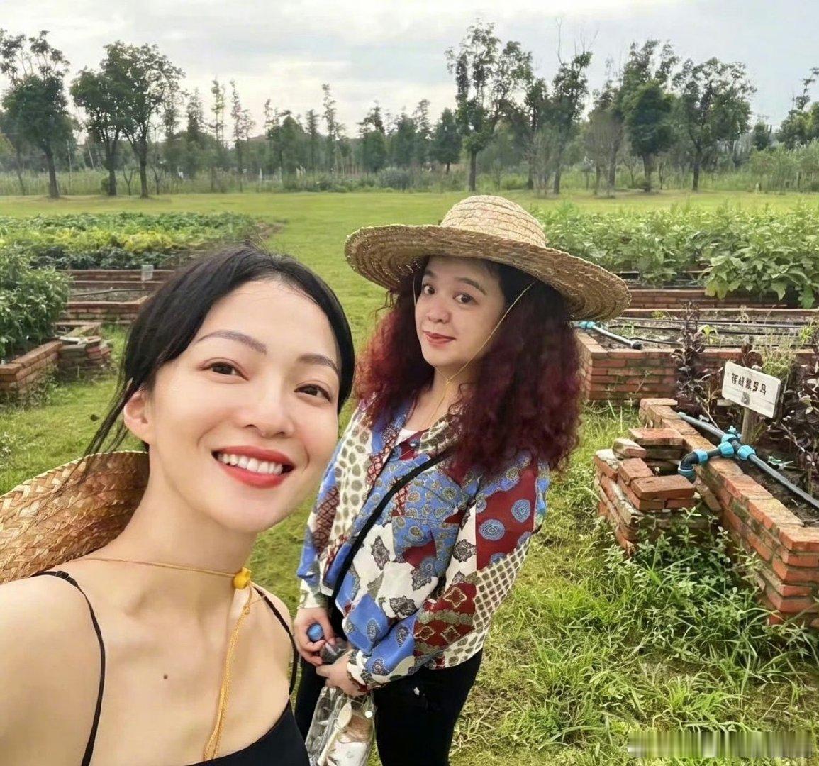张韶涵现身陈聆薇的追思会张韶涵发文悼念化妆师 张韶涵现身台湾化妆师陈聆薇的追思会