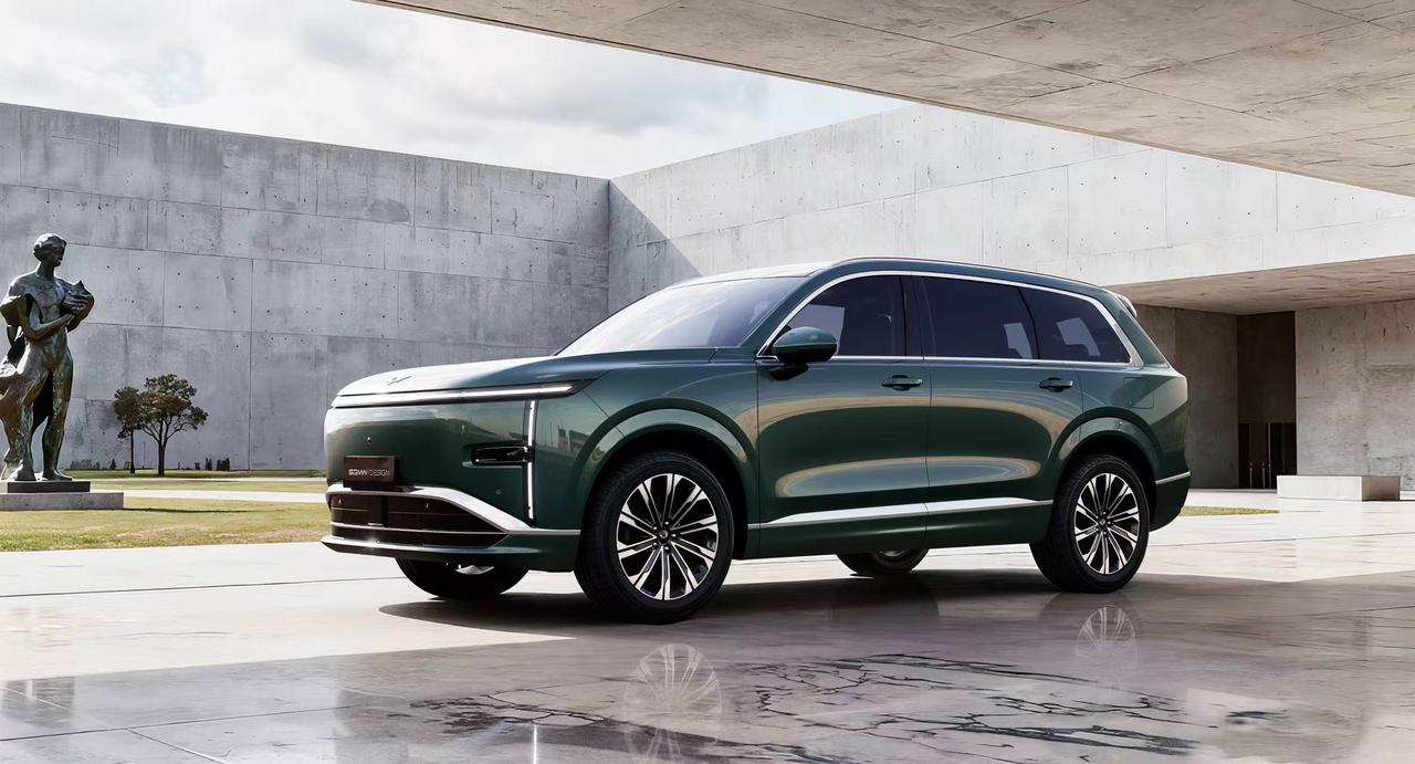 没想到这车这么快就曝光了，五米，两排五座/三排六座，插混大电池，其他的就不能说了