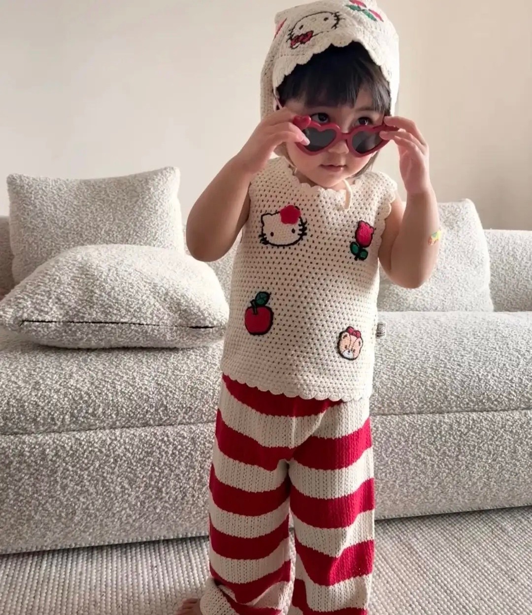 明道晒3岁二胎女儿，妹妹颜值好高，小家伙换上了夏天的短袖，戴着针织头巾十分可爱，