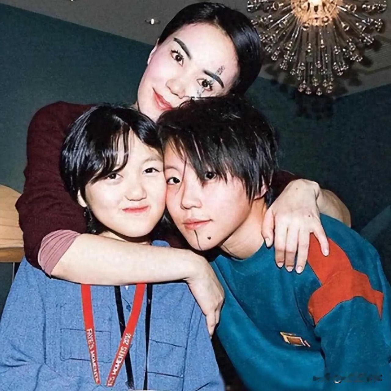 当年王菲复出巡演原本只有10场，每场预计净赚 500 万+捐 50 万。后来太火