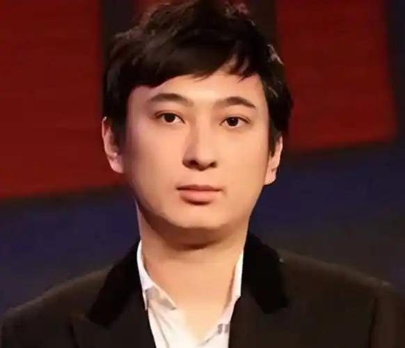 有人骂他渣，有人羡慕他真。谈感情明码标价，遇碰瓷冷酷装死。他深知金钱是敲门砖，却