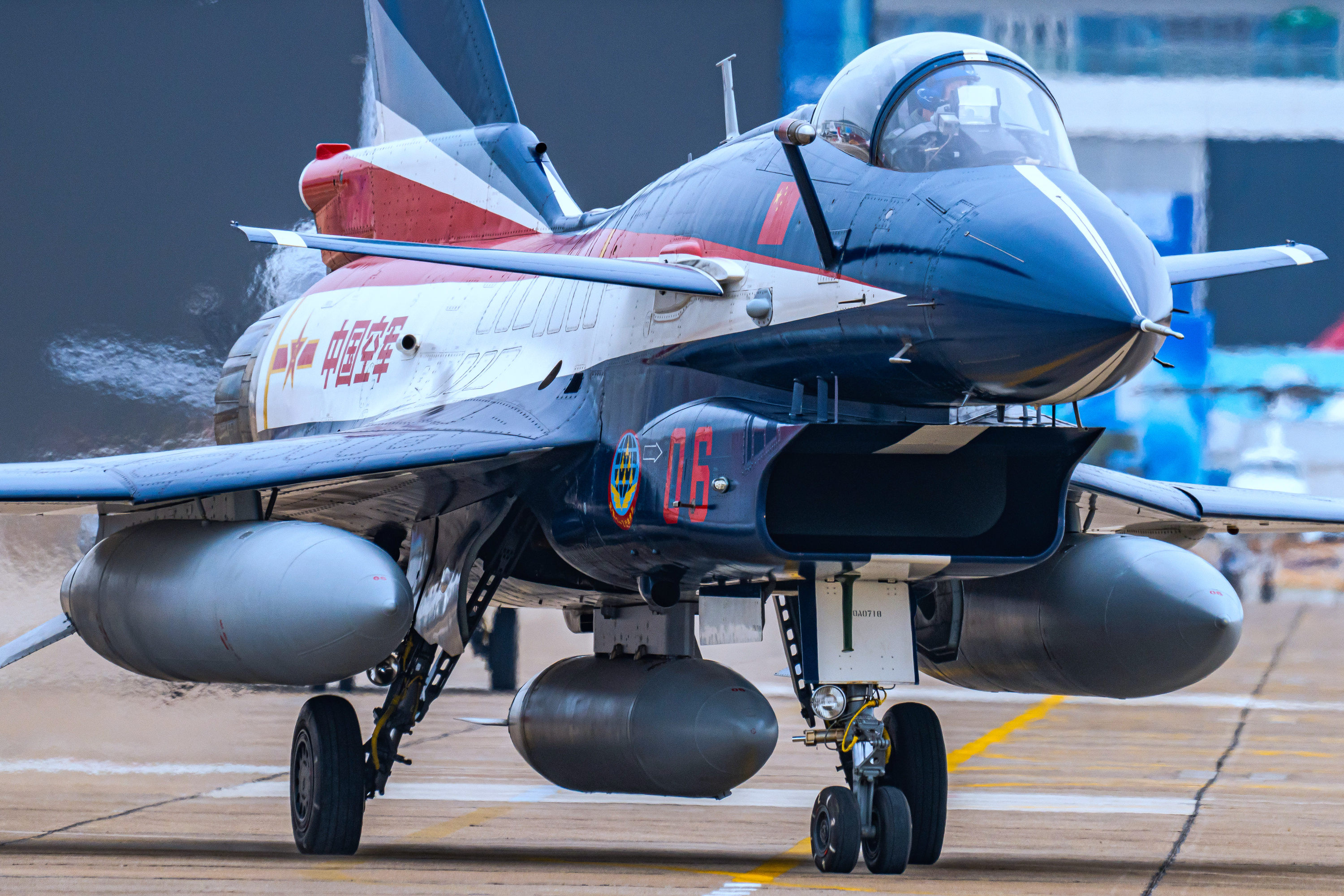 #航空新视野[超话]# 我国空军八一飞行表演队装备的歼-10A战斗机和歼-10S