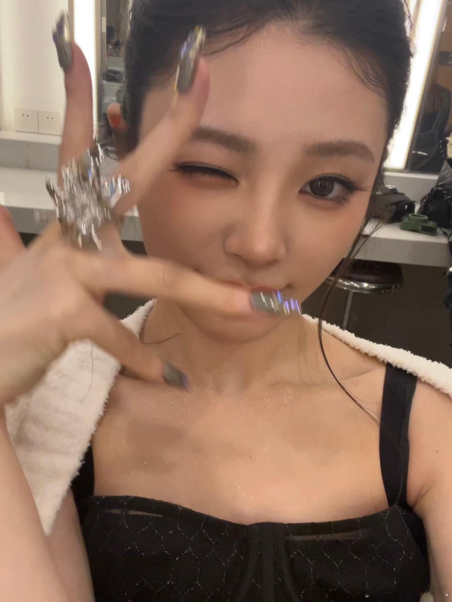 肖俊姚晓棠七月七日晴每次听姚晓棠的歌，总会有一种不真实的感觉，她的声音像是在讲述