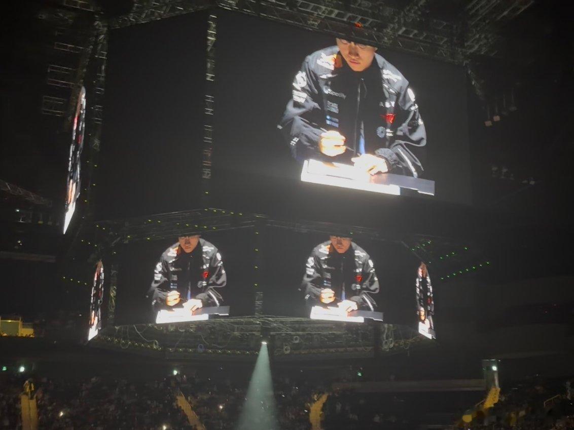 T1太会搞仪式感了，Keria续约至2029年的合同，是刚刚在T1主场比赛日的赛