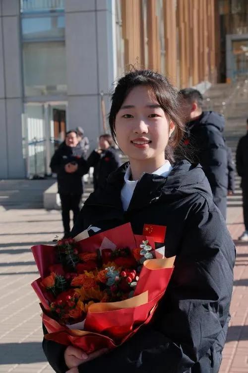 黄雨婷登顶世界第一，以6136分的优异成绩位列女子10米气步枪项目榜首，成为该项