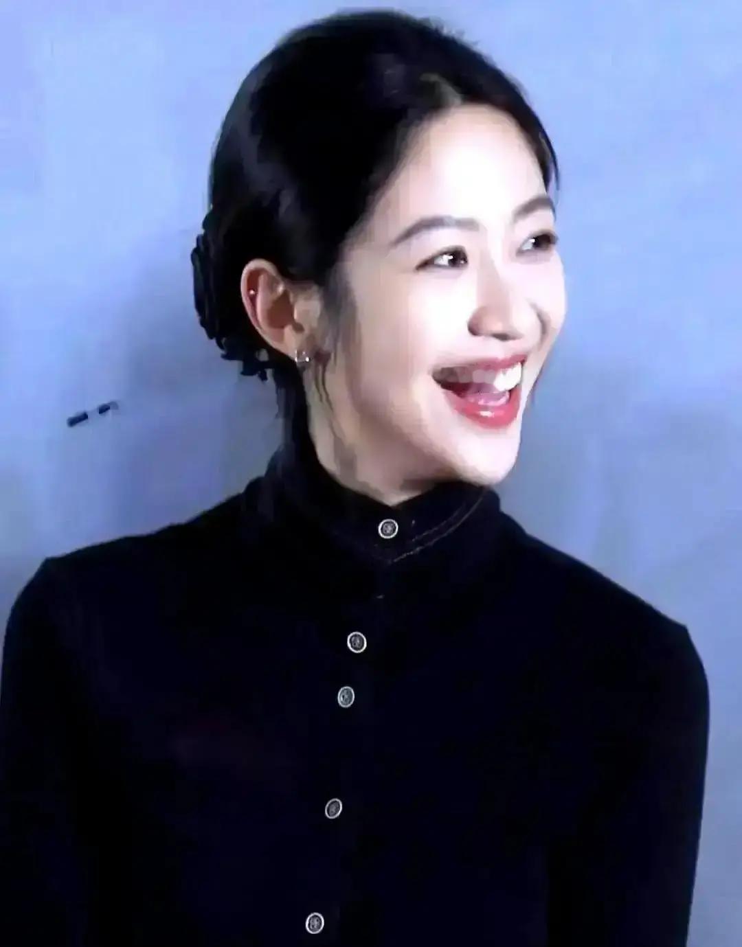 她试镜时没带经纪团队，只带了三年片场数据。张艺谋指着屏幕说：“就她了。”
 
这