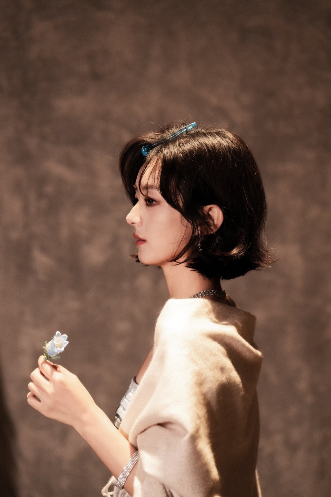 赵丽颖纪梵希全球彩妆代言人赵丽颖 “荒芜的平原开满玫瑰 你来时花已绽放无关四季”