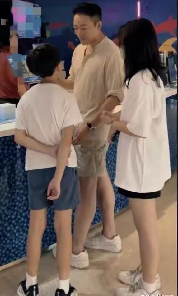 箖箖和玥儿随小菲游香港，姐弟俩变化惊人，父子同框温馨爆棚！ ​​​