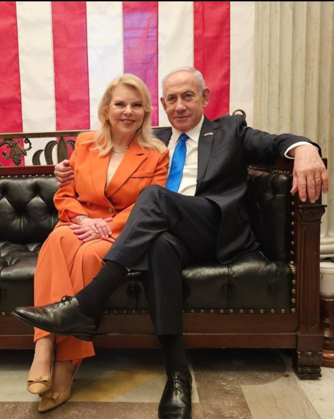 以色列总理内塔尼亚胡和他妻子

内塔尼亚胡曾赞美他的妻子莎拉。他称他妻子是一位勇