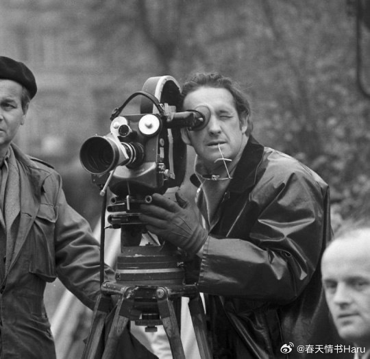 1969年的电影《一切可售》片场的安杰伊·瓦伊达，今天是他的诞辰100周年 