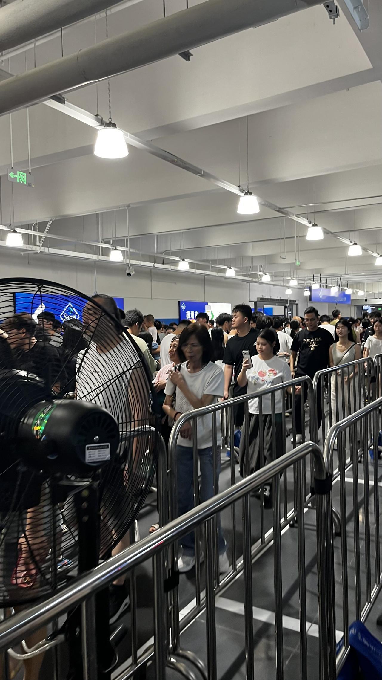 太夸张啦，顺德山姆会员店人山人海！
都说现在经济不景气，生意难做，今天去了一趟山